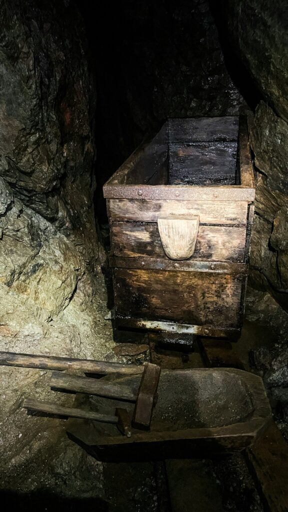 佐渡産砂金——日本の産地と地質写真