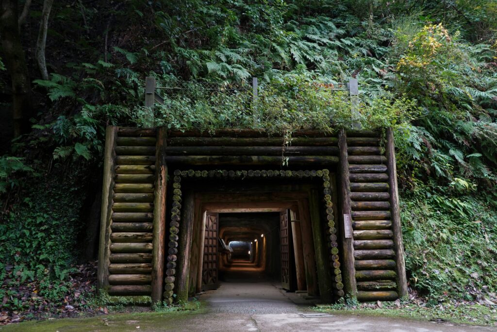別子銅山のトロッコに乗って砂金を掘——採集体験の写真