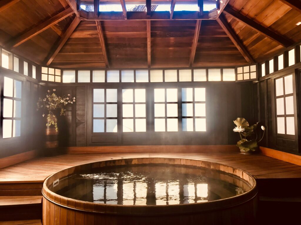 温泉と石の旅——鉱物産地の温泉地写真