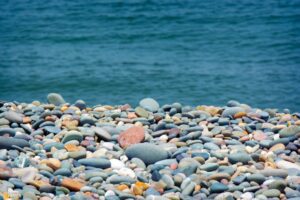 海岸で拾える石の種類を見た目から比較するイメージ