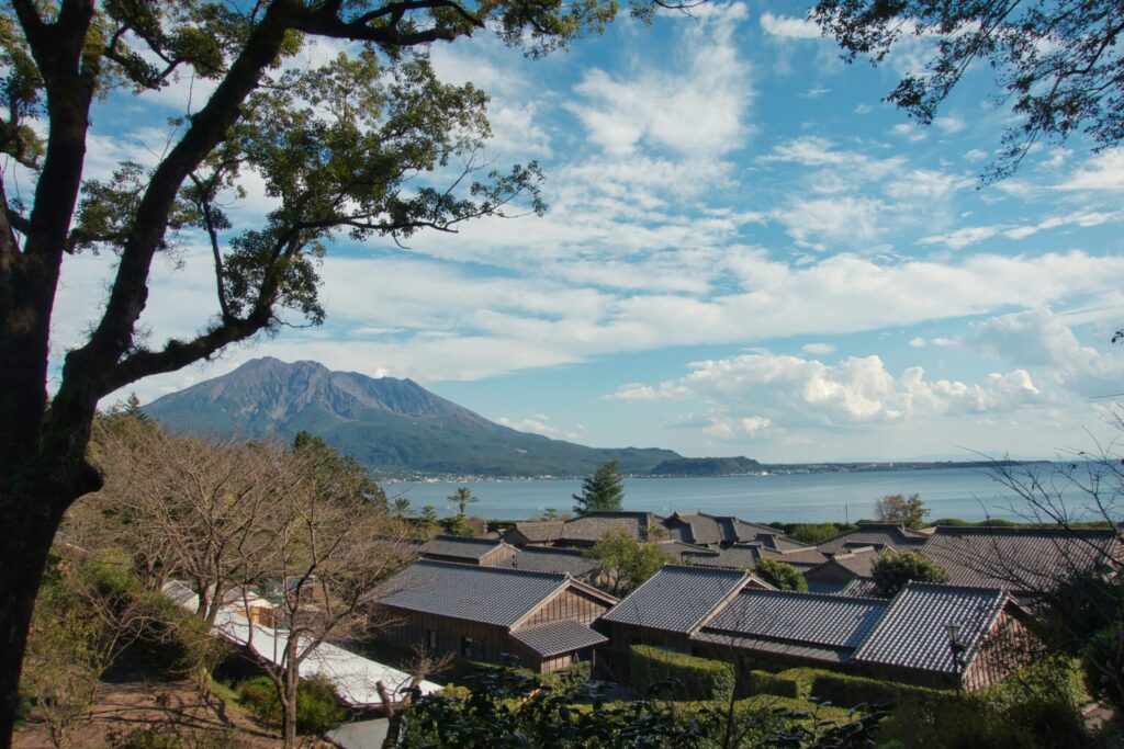 鹿児島県の海岸線、火山を望む風景