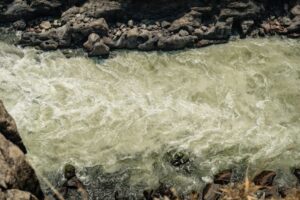 渓谷を流れる川（イメージ）